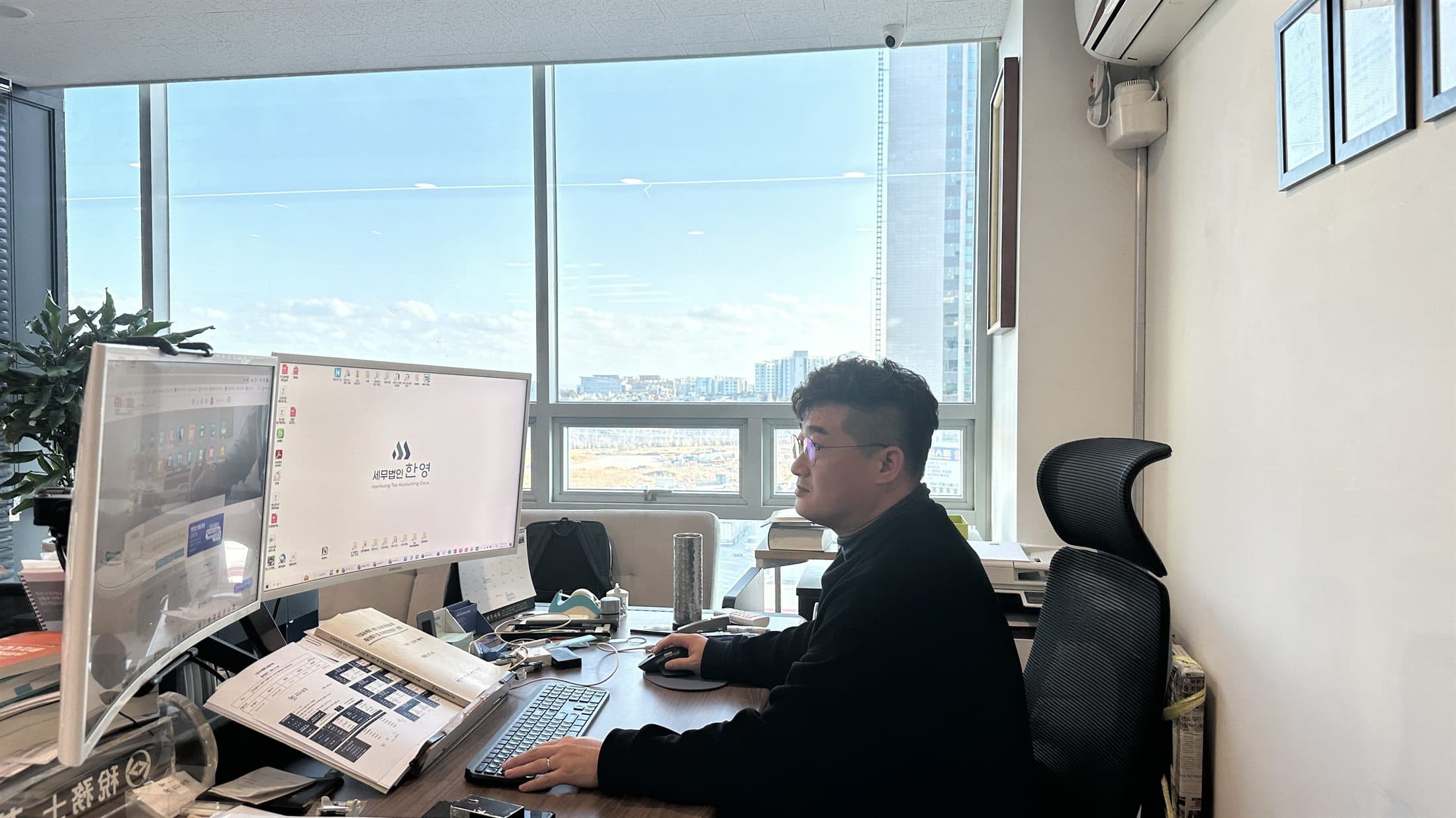 세무법인한영 승정지점 사무실에서 업무 중인 대표 세무사